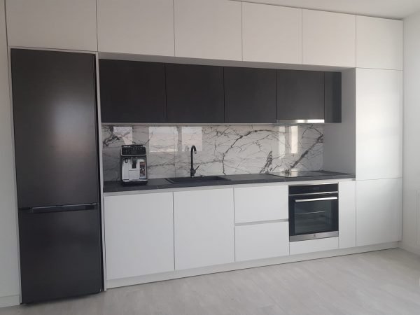 Bucatarie Usi Alb Alpin Ultra Mat Frigider Integrat corpuri retrase USI negru Ceramic infoliat Blat Pietra Grigia negru EGGER Profil Gola Sertar Blum MERIVOBOX