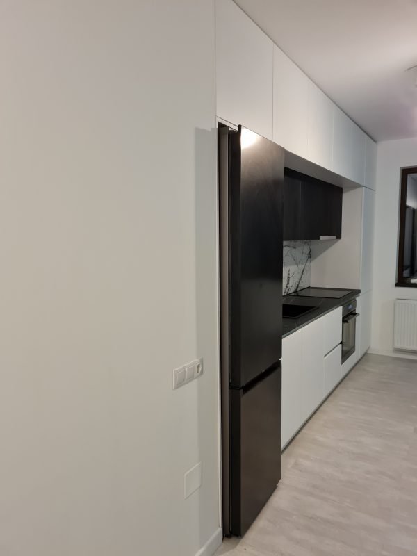Bucatarie Usi Alb Alpin Ultra Mat (vopsit) Frigider Integrat corpuri retrase USI negru Ceramic infoliat Blat Pietra Grigia negru