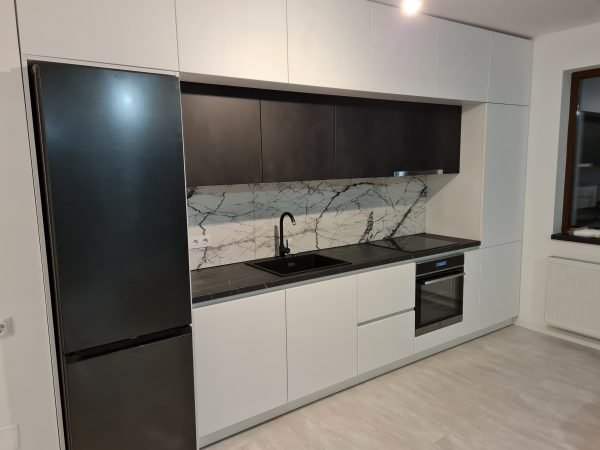 Bucatarie Usi Alb Alpin Ultra Mat (vopsit) Frigider Integrat corpuri retrase USI negru Ceramic infoliat Blat Pietra Grigia negru EGGER