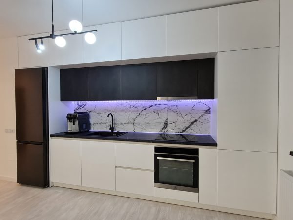 Bucatarie Usi Alb Alpin Ultra Mat (vopsit) Frigider Integrat corpuri retrase USI negru Ceramic infoliat Blat Pietra Grigia negru EGGER Profil Gola Sertar Blum MERIVOBOX LED