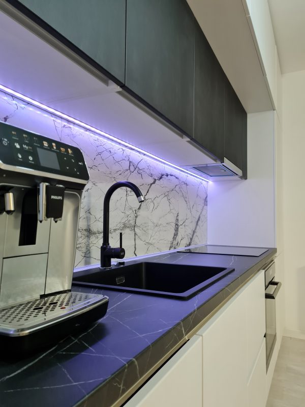 Bucatarie Usi Alb Alpin Ultra Mat (vopsit) Frigider Integrat corpuri retrase USI negru Ceramic infoliat Blat Pietra Grigia negru EGGER Profil Gola Sertar Blum MERIVOBOX Profil LED