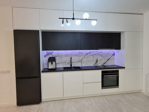 Bucatarie Usi Alb Alpin Ultra Mat (vopsit) Frigider Integrat corpuri retrase USI negru Ceramic infoliat Blat Pietra Grigia negru EGGER Profil Gola Sertar Blum MERIVOBOX alb
