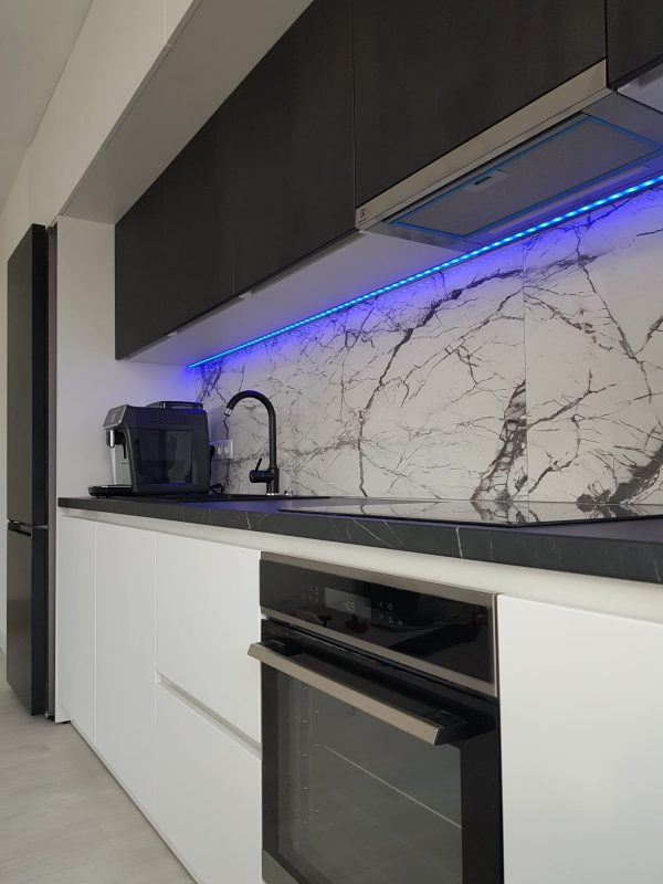 Bucatarie Usi Alb Alpin Ultra Mat (vopsit) Profil led Frigider Integrat corpuri retrase USI negru Ceramic infoliat Blat Pietra Grigia negru EGGER Profil Gola Sertar Blum MERIVOBOX