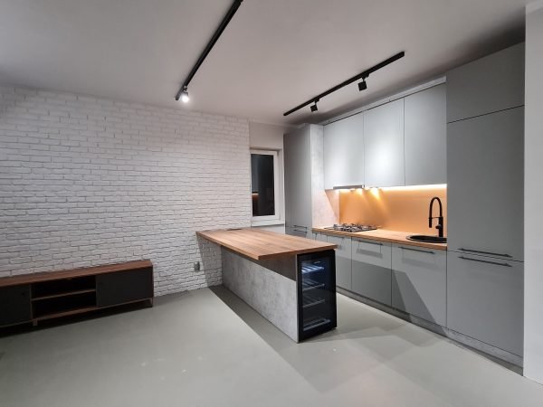 Bucatarie Usi Gri Praf MDF Vopsit Backsplash cupru Insula blat stejar sherman maro cognac lateral Egger beton chicago gri deschis