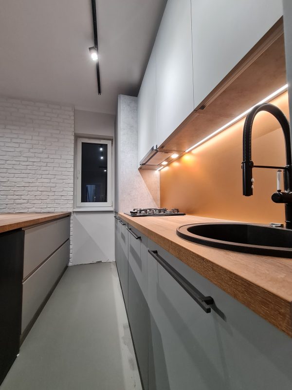 Bucatarie Usi Gri Praf MDF Vopsit profile gola orizontale GOLA SUPERIOR Backsplash cupru Insula blat stejar sherman maro cognac