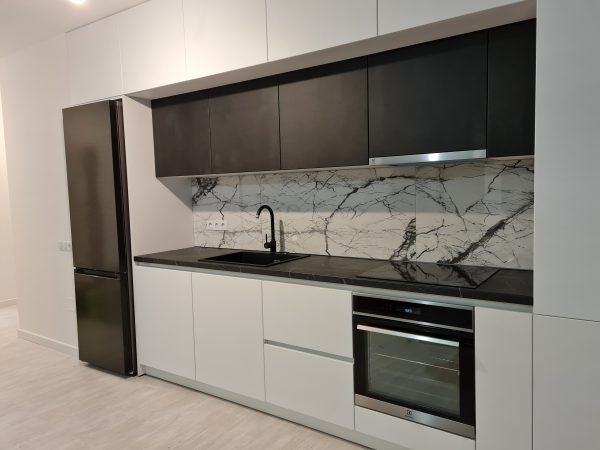 Mobila Bucatarie Usi Alb Alpin Ultra Mat (vopsit) Frigider Integrat corpuri retrase USI negru Ceramic infoliat Blat Pietra Grigia negru EGGER CLUJ