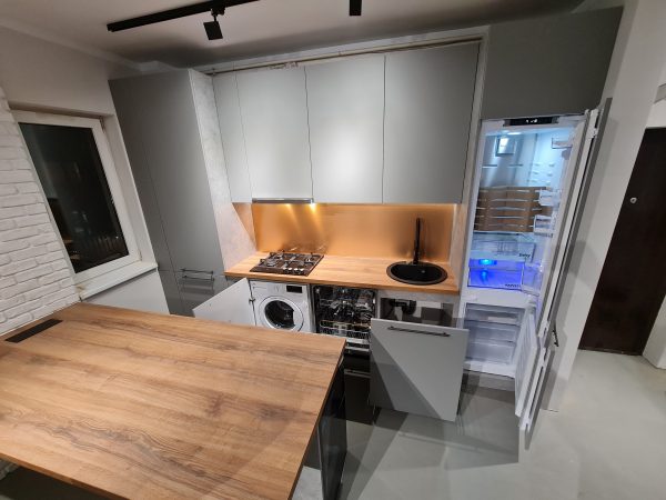electrocasnice Beko incorporate Bucatarie Gri Praf Backsplash cupru Insula blat stejar sherman maro cognac