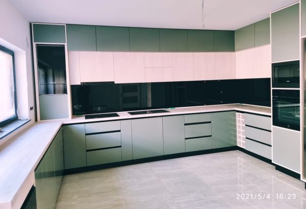 Bucatarie Mdf Verde stuf Nettfront infoliat __ profile gola negre __ Balamale Blum __ GametBox