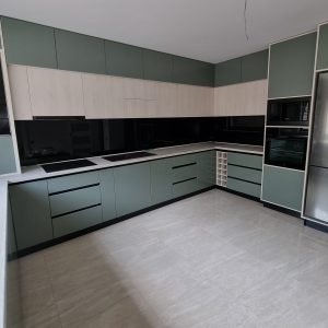 Bucatarie Mdf Verde stuf Nettfront infoliat __ profile gola negre __ backsplash sticla securizata neagra __ Blum __ GametBox