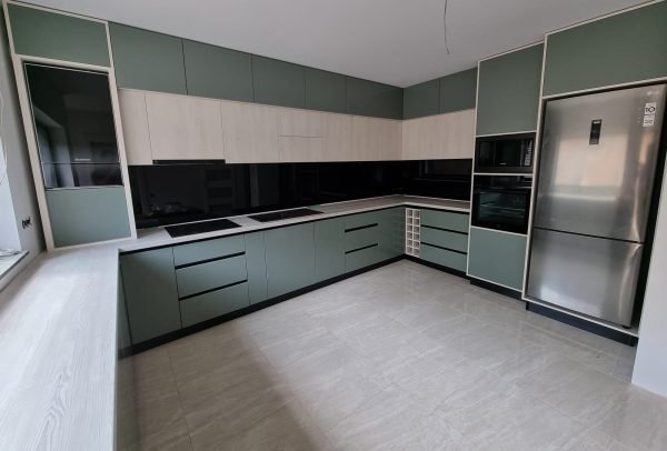 Bucatarie Mdf Verde stuf Nettfront infoliat __ profile gola negre __ backsplash sticla securizata neagra __ Blum __ GametBox