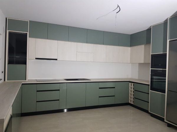 Bucatarie Mdf Verde stuf Nettfront infoliat __ profile gola negre __ corpuri retrase __ Blum __ GametBox