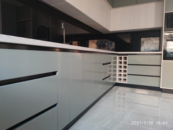Bucatarie Mdf Verde stuf Nettfront infoliat __ profile gola negre __ zona vinuri__ Blum __ GametBox __ wine