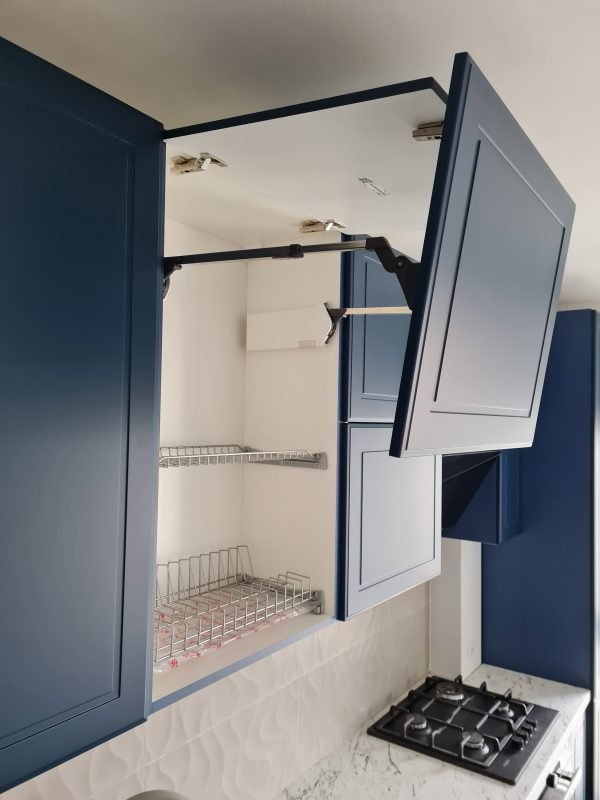 Mobila bucatarie la comanda Fronturi frezate MDF NettFront A140L Albastru Oxford lateral PAL Egger Albastru Tirolez U504 Aventos HF Blum BLATURI EGGER MARMURA CARRARA ALB F204 1