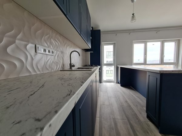 Mobila bucatarie la comanda Fronturi frezate MDF NettFront A140L Albastru Oxford lateral PAL Egger Albastru Tirolez U504 Aventos HF Blum BLATURI EGGER MARMURA CARRARA ALB F204 2