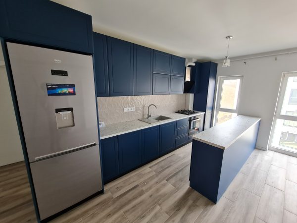 Mobila bucatarie la comanda Fronturi frezate MDF NettFront A140L Albastru Oxford lateral PAL Egger Albastru Tirolez U504 Aventos HF Blum BLATURI EGGER MARMURA CARRARA ALB F204 3