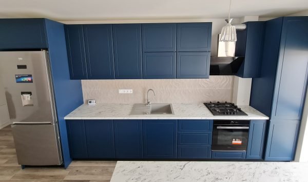 Mobila bucatarie la comanda Fronturi frezate MDF NettFront A140L Albastru Oxford lateral PAL Egger Albastru Tirolez U504 Aventos HF Blum BLATURI EGGER MARMURA CARRARA ALB F204 4