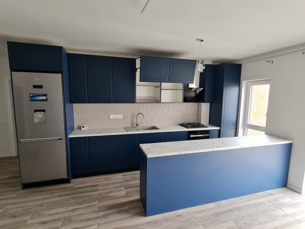 Mobila bucatarie la comanda Fronturi frezate MDF NettFront A140L Albastru Oxford lateral PAL Egger Albastru Tirolez U504 Aventos HF Blum BLATURI EGGER MARMURA CARRARA ALB F204 5