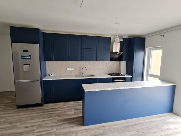 Mobila bucatarie la comanda Fronturi frezate MDF NettFront A140L Albastru Oxford lateral PAL Egger Albastru Tirolez U504 Aventos HF Blum BLATURI EGGER MARMURA CARRARA ALB F204 6