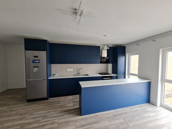 Mobila bucatarie la comanda Fronturi frezate MDF NettFront A140L Albastru Oxford lateral PAL Egger Albastru Tirolez U504 Aventos HF Blum BLATURI EGGER MARMURA CARRARA ALB F204