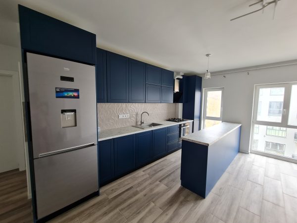 Mobila bucatarie la comanda Fronturi frezate MDF NettFront A140L Albastru Oxford lateral PAL Egger Albastru Tirolez U504 Aventos HF Blum BLATURI EGGER MARMURA CARRARA ALB F204 7