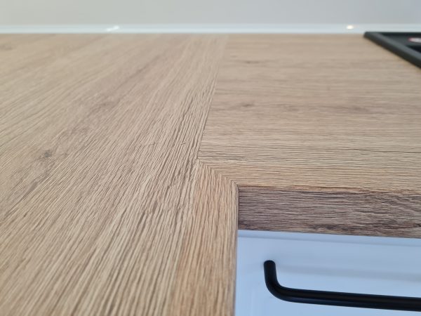 Bucatarie Usi Alb Alpin Ultra Mat USI frezate NettFront Blat Stejar Anthor Natur H3330 EGGER Sertare Blum MERIVOBOX Peninsula Jolly LED INCASTRAT IMBINARE ASCUNSA BLAT