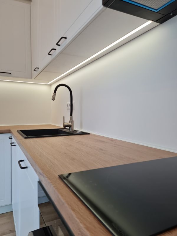 Bucatarie Usi Alb Alpin Ultra Mat USI frezate NettFront Blat Stejar Anthor Natur H3330 EGGER Sertare Blum MERIVOBOX Peninsula Jolly LED INCASTRAT imbinat 45 grade