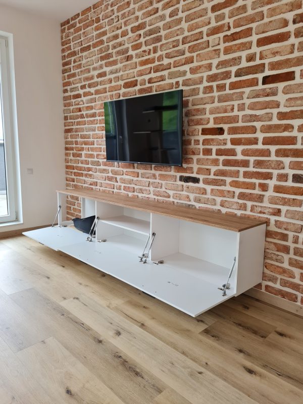 Living suspendat __ Stejar Anthor Natur H3330 EGGER __ usi MDF infoliat NettFront Alb Alpin Ultra Mat __ Balamale Blum __ amortizor gaz deschidere usa in jos deschis
