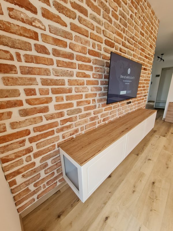 Living suspendat __ Stejar Anthor Natur H3330 __ usi MDF infoliat NettFront Alb Alpin Ultra Mat __ Balamale Blum __ amortizor gaz deschidere usa in jos acces pisica