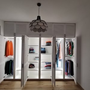 Dressing Usi Lamelare - vopsite alb- interior LED cu aprindere automata la deschiderea usii, fiecare usa are propriul sistem de led