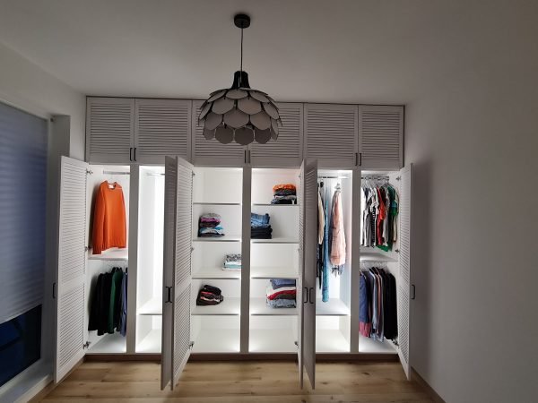 Dressing Usi Lamelare - vopsite alb- interior LED cu aprindere automata la deschiderea usii, fiecare usa are propriul sistem de led