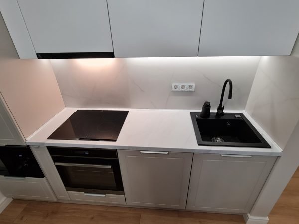 Bucatarie Usi Casmir si Alb Alpin Ultra Mat USI frezate NettFront EGGER Sertare Blum MERIVOBOX Peninsula cu led Jolly LED INCASTRAT cncwoodskills 3