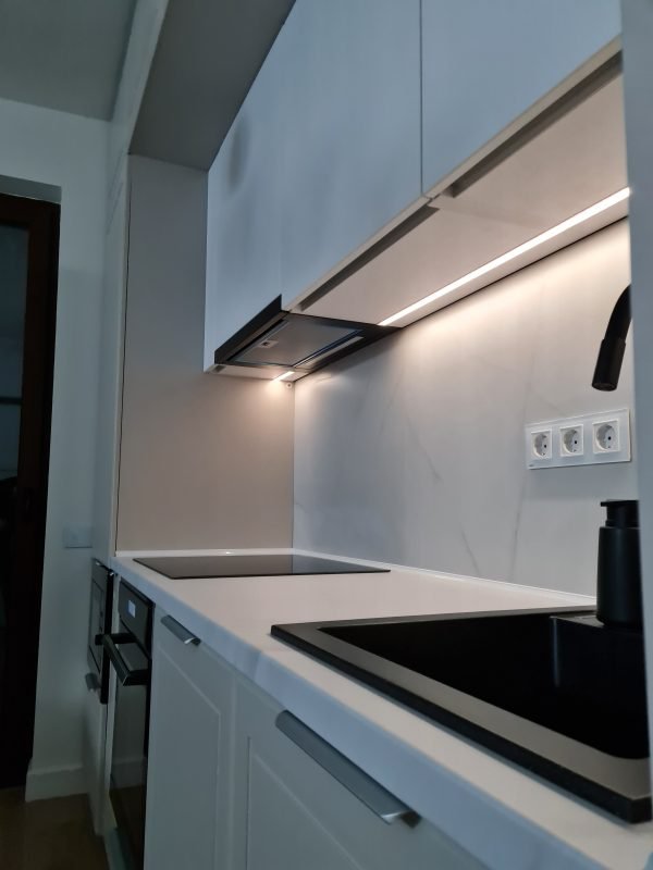 Bucatarie Usi Casmir si Alb Alpin Ultra Mat USI frezate NettFront EGGER Sertare Blum MERIVOBOX Peninsula cu led Jolly LED INCASTRAT cncwoodskills 5