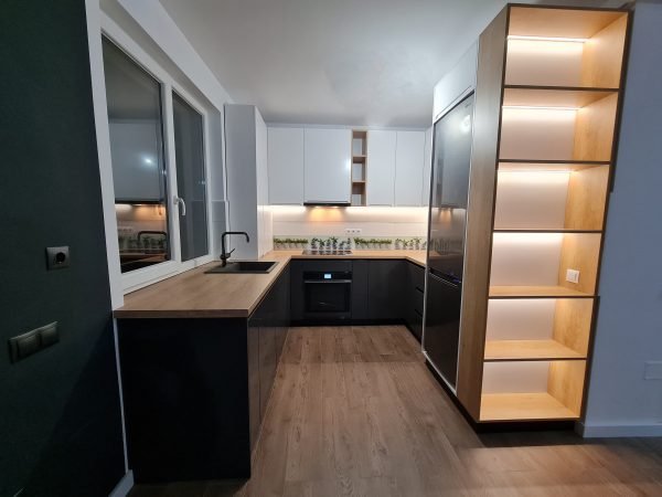 Bucatarie in forma de U personalizata USI MDF INFOLIAT NettFront Profile gola inferioare, maner frezat superior Iluminat LED FREZAT integrat cncwoodskills