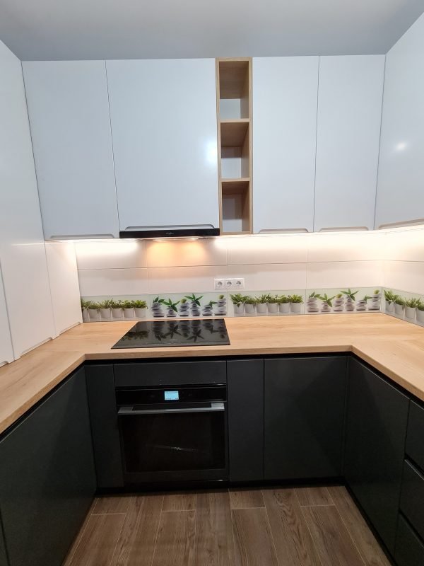 Bucatarie pe colt personalizata USI MDF INFOLIAT NettFront Profile gola inferioare, maner frezat superior 1 Iluminat LED FREZAT integrat cncwoodskills