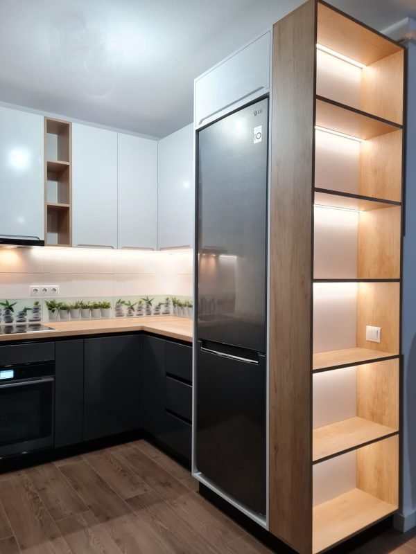 Bucatarie pe colt personalizata USI MDF INFOLIAT NettFront Profile gola inferioare, maner frezat superior Iluminat LED FREZAT integrat cncwoodskills biblioteca living