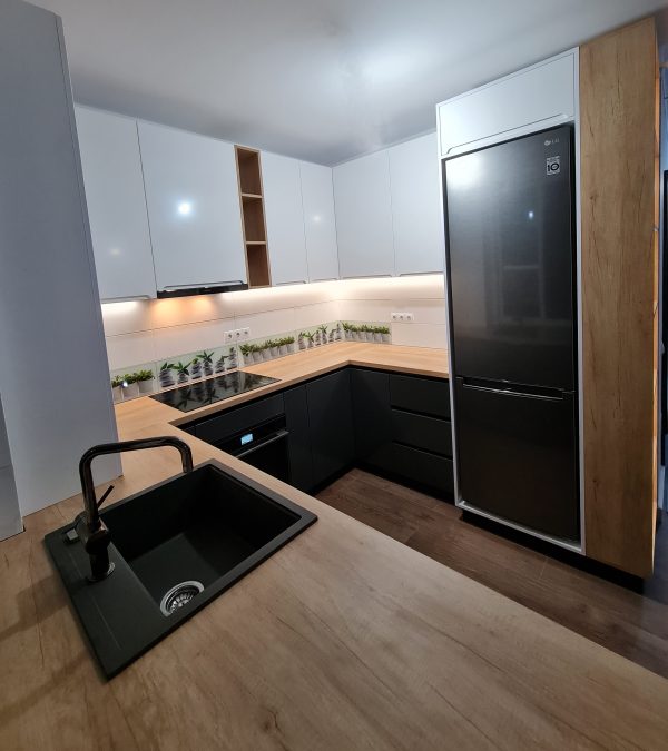 Bucatarie pe colt personalizata USI MDF INFOLIAT NettFront Profile gola inferioare, maner frezat superior Iluminat LED FREZAT integrat cncwoodskills blat frezat