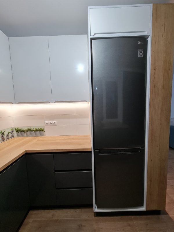Bucatarie pe colt personalizata USI MDF INFOLIAT NettFront Profile gola inferioare, maner frezat superior Iluminat LED FREZAT integrat cncwoodskills cadru frigider