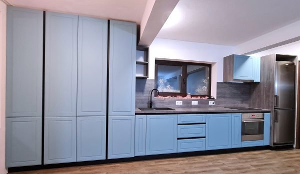 Bucatarie usi mdf vopsit frezate Profile gola vertical si gola orizontal negre pal h1313, backsplash Stejar Whiteriver gri-maro egger 2 cncwoodskills