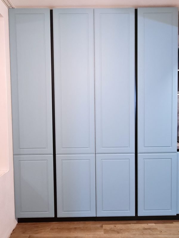Bucatarie usi mdf vopsit frezate Profile gola vertical si gola orizontal negre pal h1313, backsplash Stejar Whiteriver gri-maro egger 3 cncwoodskills