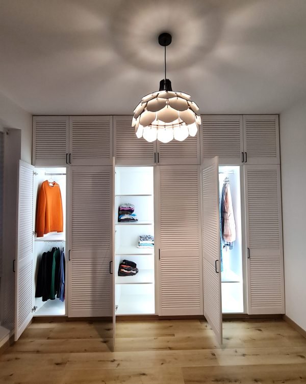 Dressing Usi Lamelare - vopsite alb- interior LED cu aprindere automata la deschiderea usii, fiecare usa are propriul sistem de led 1