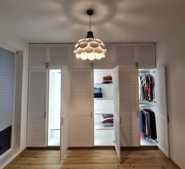 Dressing Usi Lamelare - vopsite alb- interior LED cu aprindere automata la deschiderea usii, fiecare usa are propriul sistem de led 2