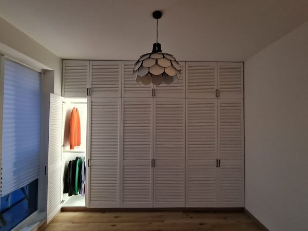 Dressing Usi Lamelare - vopsite alb- interior LED cu aprindere automata la deschiderea usii, fiecare usa are propriul sistem de led 3