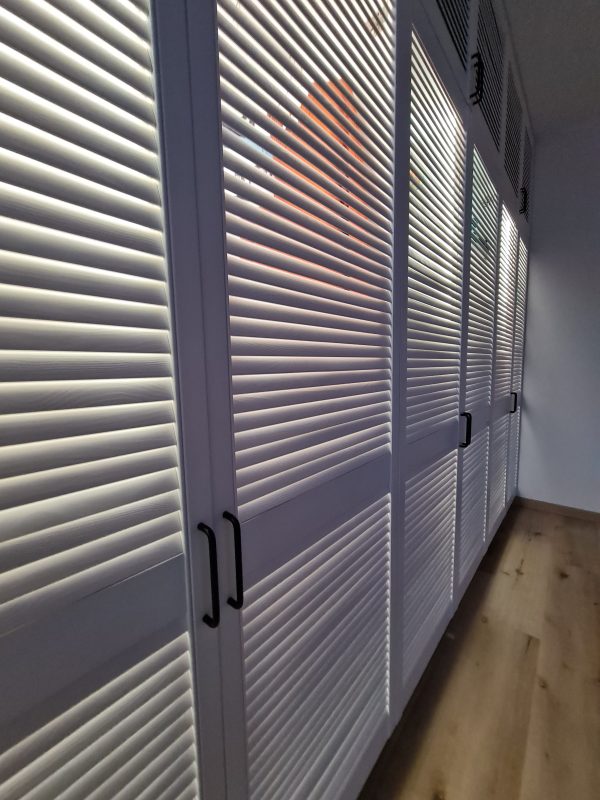 Dressing Usi Lamelare - vopsite alb- interior LED cu aprindere automata la deschiderea usii, fiecare usa are propriul sistem de led 4
