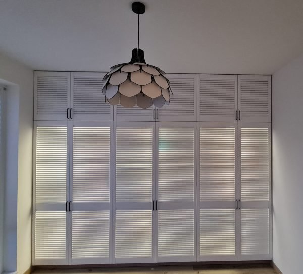 Dressing Usi Lamelare - vopsite alb- interior LED cu aprindere automata la deschiderea usii, fiecare usa are propriul sistem de led 5