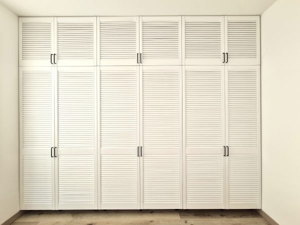 Dressing Usi Lamelare - vopsite alb- interior LED cu aprindere automata la deschiderea usii, fiecare usa are propriul sistem de led 6
