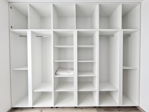 Dressing Usi Lamelare - vopsite alb- interior LED cu aprindere automata la deschiderea usii, fiecare usa are propriul sistem de led 7