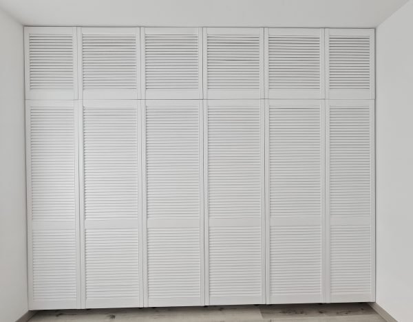 Dressing Usi Lamelare - vopsite alb- interior LED cu aprindere automata la deschiderea usii, fiecare usa are propriul sistem de led 8