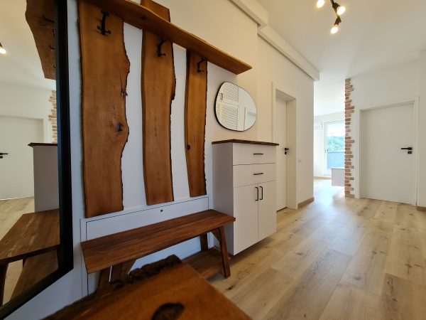 Mobilier hol personalizat, mobila la comanda cluj, tei lacuit, pal alb alpin, cncwoodskills cuier 5