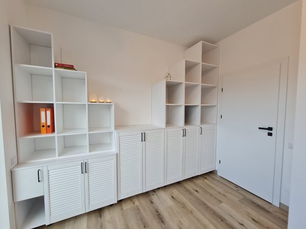 Mobilier personalizat Birou cu fronturi lamelare alb alpin realizat de cncwoodskills 1