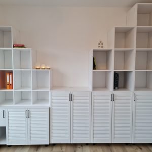 Mobilier personalizat Birou cu fronturi lamelare alb alpin realizat de cncwoodskills